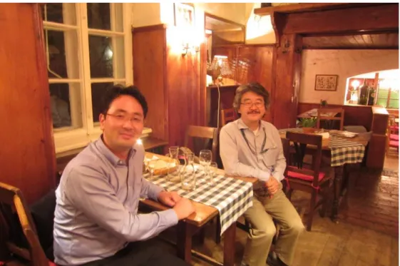 図 7  大塚氏お勧めのホイリゲでの食事風景 