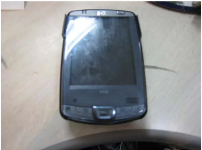図 2.1 ：実験使用の PDA  実験に用いた PDA が備えている外部インタフェースは SD カードスロットと CF カ ードスロットのみであるため Phidgets Interface を接続するために後述する CF カー ドを使用した。また、重さは 164g であるため現在の薄型携帯は 100g 前後であるた め PDA は重いが数年前の携帯電話は 150g 前後のものが使われているため携帯電話 として利用するのに問題はないと判断した。 図 2.2 ：実験に使用したセンサ  Force センサ（左）