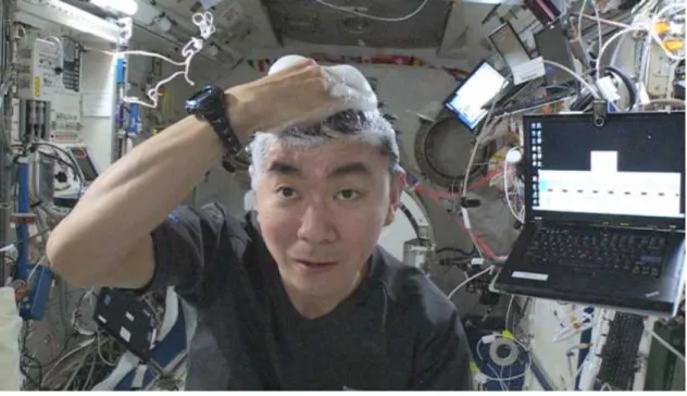 図 3.1-9    宇宙で洗髪する油井宇宙飛行士  (JAXA) 