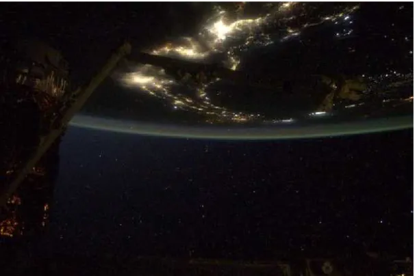 図 3.1-13    ISSから撮影された夜明け前の日本列島(2015年9月撮影)   