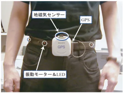 図 2.1: Active Belt: 触覚情報によるベルト型ナビゲーション機構 その匂いに慣れるといった表現を意味する．例えば，香水や芳香剤の匂いを初めて 嗅いだ時には，その匂いを強く認識される．しかし，長時間にわたって匂いを嗅い でいると次第に慣れていき，ついには匂いを気にしなくなる．匂いに対する慣れは 特定の匂いに対してのみ有効で，慣れた状態のところに新たな匂いが漂ってくると その匂いは認識することができる． （ b ）空気や風の影響を強くうける 嗅覚は，鼻の中の粘膜にある細胞と匂いの分子が結合するこ