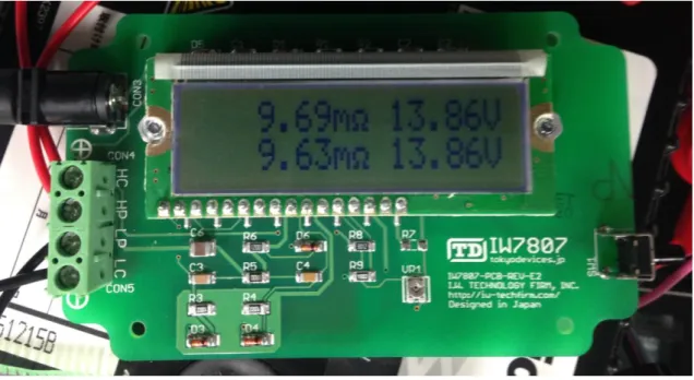 図  2.4.3  市販の内部抵抗測定器（（株）東京デバイセズ IW7807）  開発した内部抵抗測定デバイスの精度比較を行った結果を表 2.4.1 に示す.    表  2.4.1  開発した内部抵抗測定デバイスの精度評価  No  測定年月日  バッテリー  形式(使用年)  市販測定器 測定値  開発品 測定値  差  誤差  1  2016/02/19  D23L(2 年)  5.5 mΩ    6 mΩ    +0.5 mΩ    9.1%    2  2016/03/02  B19L(5 年) 