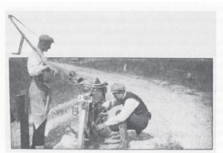 図 18  パンクしたオートバイのパンクを見る農夫  1913 年の自動車パンフレット 図19 十字架像の足元でパンクした自動車 1913年の自動車パンフレット  最後に五つ目として，これまたアムビヴァレントでないとは言えないモチーフを挙げよ う。昔ながらの文化のシンボルを前にした故障の光景である。そのモチーフは，人目を惹か ずにはおくまい。そうした写真を撮るのは技術的にも難しいことも考慮しておかねばならな い。それゆえ結論は慎重を要することになる。とまれ二枚の写真である。一枚は，路傍でパ ンクをなおしてい