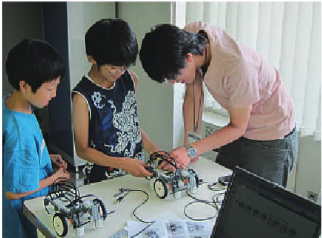図 1   ロボットの組立て  図 2   ロボットのプログラミング  図 3   ロボットの試走・改良 LEGO® MINDSTORMS®を使用し，共通の課題を設定した後，ロボットの組み立てを実施した（1グループ2～3名）．本講義では，課題を解決するためのロボットの形（ハードウェア）に焦点を当て，グループ内での協議を重視した取り組みを行った（図1）．第 3 回：「ロボットのプログラミング」（2 時間）．実施場所：秋田県児童会館第2回で組み立てたロボットのプログラミングを実施した．簡単な処理の流れを提示した
