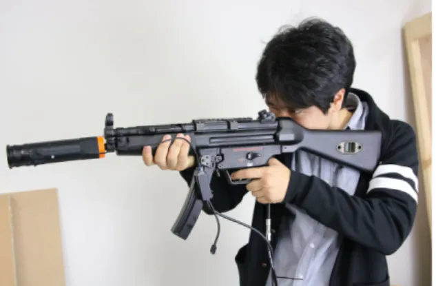 図 1 システム構成 いという利点があるが，一方で非常に高いフレームレート のカメラが必要であり，マーカの個数が増えるほど各マー カを撮影する間隔が長くなってしまうというデメリットが ある．本研究では，マーカの識別の際に 1 つずつ点灯させ ることは同様であるが，銃型コントローラではトリガを引 いた瞬間のみの発光で十分であること，銃の発射感覚は連 続発射の場合でも 20 発毎秒程度であることなどの条件を 考慮するなど，より銃型コントローラに特化した検出シス テムとなっている． 4