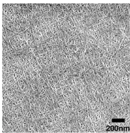 図 2  グラインダー処理により得られるセルロースナノファイバー  （左:  乾燥溶解パルプ、右:木粉）      このように木粉から得られたナノファイバーの繊 維径は可視光波長（400-800nm）に対して十分に小 さく光の散乱を生じないため、透明樹脂と複合化し ても高い透明性は保持される 2) （図 3）。さらに、高 い物性を有するセルロースにより補強されている ため、得られる複合体は高強度かつ低熱膨張性を示 す。    試料を未乾燥状態に保ちながら解繊処理を行う この手法を、木材以外の植物原料に用いて