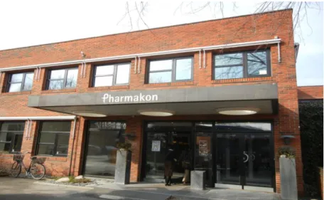 図 14    Phrmakon                              2-4 教育制度 3), 8) デンマークでは、小中一貫の義務教育が 9 年間あり、その後 Gymnasium といわれる高等 学校にあたるところに 3 年間在籍後、卒業して大学に入学する。医学部・薬学部などは定員 が少なく、倍率が高いため Gymnasium での成績が良い志願者から順に入学資格が与えら れる。 