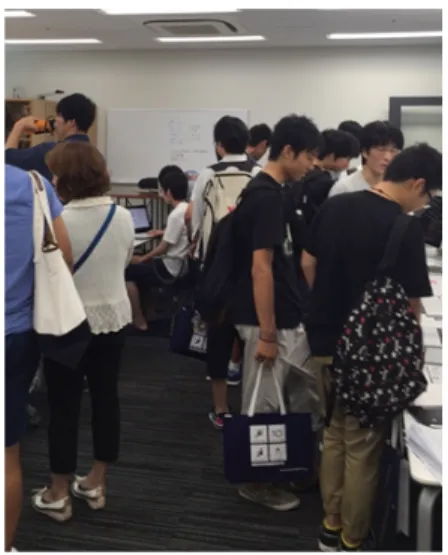 図 1   研究室のイベントの様子  また，美味しいカレーを食べたことを思い出して，友人 に自慢するため図 2 のような食事の写真を探索しようとし ても，その場所や時間などの記憶が曖昧であれば探すこと が難しいであろう． 図 2  とある日の食事の様子 ここで，図 2 のような食事の写真の探索において，いつ， どこのお店で撮ったかということを思い出せなくても，美 味しそうに撮影するためにお皿にカメラを近づけ，さらに 美味しそうに見せる構図を試行錯誤しながら撮影したとい う撮影した時の行動を思い出せることがあ