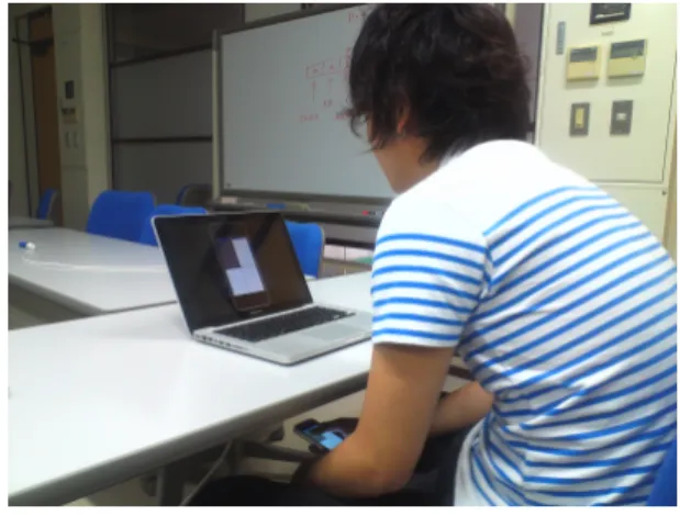 図 3 に示す様に， PC （ Apple 社 MacBook Pro 、画面サ イズ 13 インチ）の画面には端末の画面を模した図が表示さ れる．また図 4 に示す様に端末の画面は格子状に， 2 × 2 ， 3 × 3 ， 4 × 4 ， 5 × 5 のいずれかに分割される（以降，分割 条件）．さらに分割された領域中には，灰色に色づけされ た領域（以降，ターゲット）がある． 分割条件と触感条件との位置関係を図 5 に示す．図 5 中 の●は「中央条件の触感」 ， × は「四隅条件の触感」 ，□は 「格子条