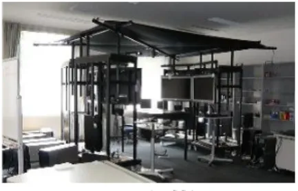 図 2 t-Room におけるモノリスとカメラ及びディスプ