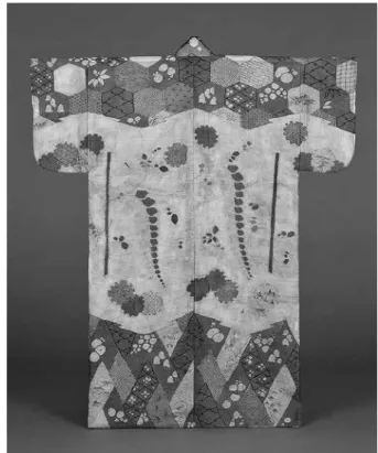 図 7　修復前　亀甲檜垣に藤文様打敷　17 世紀（桃山時代）　京都国立博物館図 6　修復後　亀甲檜垣に藤文様小袖　17 世紀（桃山時代）　京都国立博物館