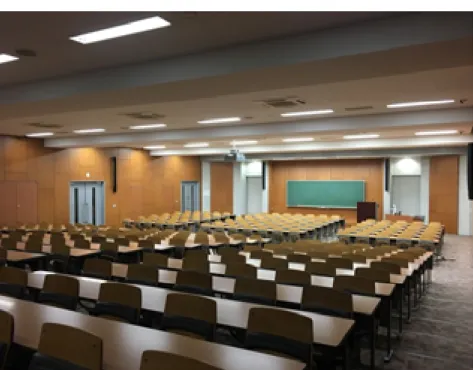 図 ４- ９　サバンナ効果を用いた 23 号館                              ( 出所 ) 東京女子大学 23 号館 2 階にて筆者撮影 (2018.12.5) 結論 本 論 文 の 研 究 を ま と め る と、 以 下 の と お り で あ る。 (1)   ナ ッ ジ 理 論 は セ イ ラ ー と サ ス テ ィ ー ン に よ り 2009 年 に 発 表 さ れ た も の で あ る。 ナ ッ ジ は 選 択 の 自 由 を 阻 害 せ ず 費 用 対 効 果 
