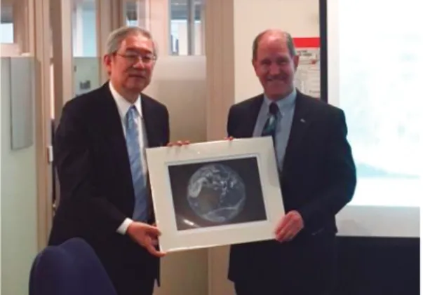 図 2　John Grunsfeld NASA 科学局長（右）と筆者。 2015 年 11 月， NASA 本部にて。