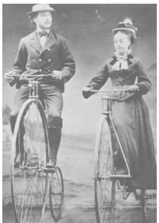 図 4 Ordinary bicycle に乗った男女二人組の写真