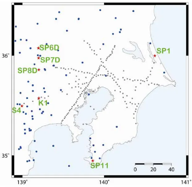図 4  地震波トモグラフィー解析で用いた過去に行われた発破。解析に用いた発破を赤星,  解析に用いた観測点を青●で示す。灰●は, MeSO-net の観測点を示す。 