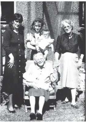 Figure 1.   Belle  Stewart,  surrounded  by  four  generations（photo  by  Thomas  A. 