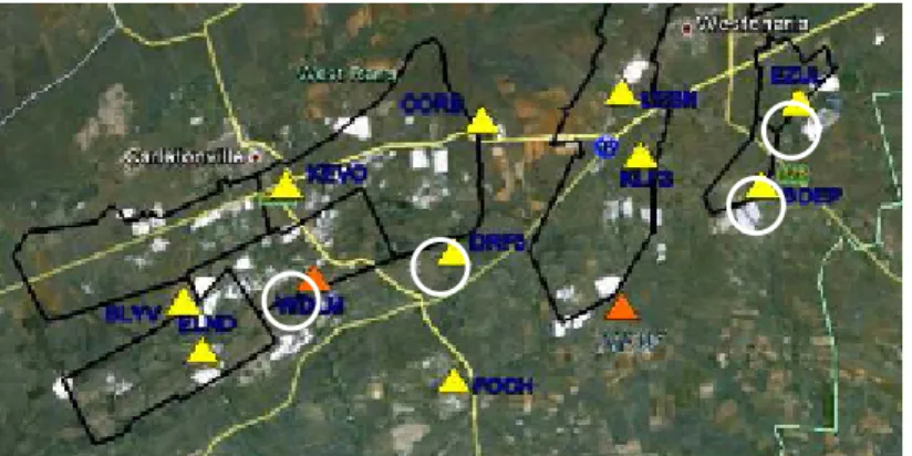 図 7    Far  West  Rand 金鉱区の東西差し渡し約 30km の範囲の金採掘区（黒枠）、および、SATREPS によ って大幅に増強された地表地震観測点（黄色三角；観測点間隔は約 2～7km）。この増強の前には、国立 地表地震観測点は左側の橙色の三角（WDLM）のみで、M>2 の地震しか検知できなかった。ちなみに白丸 は日本の地下観測網が展開されている竪坑の場所を示す。Council  for  Geoscience 自身で一点（橙色三 角；NEW）を増設し、合計十二点で地震が地表観