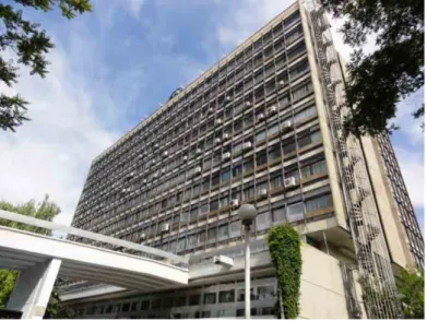 図 2.3.2-1  DSI ビル外観  b)  EM  病院  表 2.3.2-2  EM 病院概要  建物名 延床面積   (m2)  階数 建築年 外来棟 8,000  3  2003  図 2.3.2-2  EM  病院外観  2)  診断体制  調査団 4 名、5EVD より 6 名、サポートローカルスタッフ 4 名  3)  省エネ診断フロー  省エネ診断は 2012 年 11 月 27 日のキックオフ会議～12 月 12 日の成果発表会まで の 16 日間にわたり実施した。全体フローを図 2.