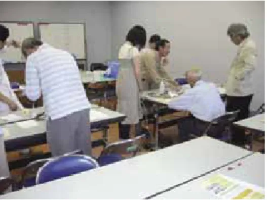 図 3.5.3 電気泳動の結果を観察中   （３）  公開講座実施後の受講者の意見  公開講座のアンケート結果から，所要時間につい ては「ちょうどよい」（7 名），「短い」（1 名）であった。内 容については「有意義であった」，「楽しかった」との意 見が大半であった。内容については，やや難しかっ た（1 名），実習に関して難しかった（2 名）の意見もあ った。今後開催を希望する公開講座のテーマとして は，微生物や発酵に関するものが多く，その他にも社 会的に注目されているものを取り上げてほしいとの意 見があっ
