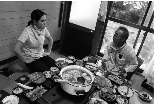 図 5　対話は、お昼にも海の幸の食事をいただきながらも続いた 扇 ：アイゴ。それとかクロ 13 も入るし、ほから、ノコノハダイちゅうのが入るし、それからね。沖縄か らやってきたブダイちゅうのがおった。ブダイ。アカブダイ、アオブダイつって。わたしが元気な ときは、4 キロ 5 キロっていう時代があった。沖縄の人、美味しいって食べよるけどさ、あれ、まっ たく美味しくない。もうカマボコにしても食べられんやった。美味しくなかった。 小林：けっこうすごい、対馬の人、なんかもう豊かだからか、イノシシも食べない。 大石：