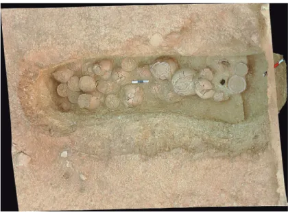 図 22 土壙墓と土器検出状況のオルソ画像（筆者作成）  土壙墓内からは大量の副葬された土器が見つかっており，土壙の形状に加え土器の副葬状況も，検出状態をそのまま3次元記録できていることが分かる（図21）。本論の誌面上では2次元の画像として提示しているが，3Dモデルを作成することにより，コンピュータ上では画像の拡大縮小はもちろんのこと，回転や距離計測等も自由にできるようになる。 そして3次元モデル化により，真上から見下ろしたような正射投影図（オルソ画像）を作成することが可能となる（図22）。オルソ画像は，画