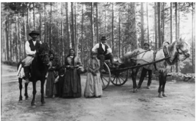 Figure 1   A travelling Romani family in Punkaharju, south-eastern  Finland in 1896. (Image source: Harry Hintze, National  Board of Antiquities and Historical Monuments)