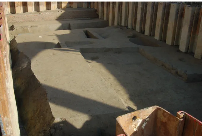 図 3-9　第 1 遺構面の完掘状況（西から） 底部は形態的に類似している。ただし，紀伊型甕は外面の胴部から底部にかけてケズリ調整が認めら れるが，11 にそれは認められない。 　13 はサヌカイト製の粗製剥片石器である。実測図の下端と右端に剥離が連続する部分があり，こ れらが刃部と考えられる。 　中村（2000）の編年案にもとづき，以上の土器の時期を検討する。壺 2 の頸胴部境の削出突帯は 弥生時代のⅠ－ 1・2 様式にみられる。壺 3 の頸胴部境の削出突帯第Ⅱ種（多条）は，事例が少なく 時期的指標となっ