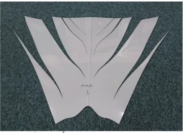 図 10 VaRTM 成形における樹脂注入作業．