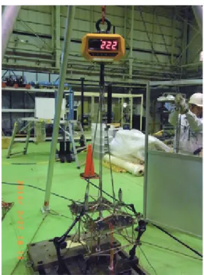 図   19 #2 供試体垂直方向実荷重負荷時の写真 4.4 #3 供試体への実荷重試験 ( 垂直方向 ) 結果 試験手順は以下の通りとした。なお、本試験は 2 度実施した。一度目試験では荷重に偏りがあることが 疑われたため再実施した。判定は 2 回目の試験によって行った。 1