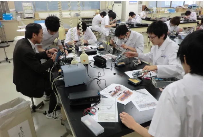 図 ５ － ６   心 電 計 の 製 作 風 景 （ 教 員 含 む ）  