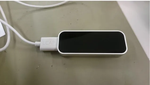 図 2-1 Leap Motion 