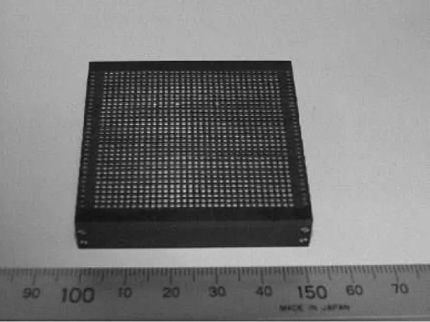 図 4.4: 1024CdTe アレイ検出器ヘッドの全体像 上面中央に 1024 の電極があり、左右両端に共通