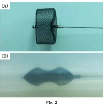 Fig. 3  (A) A photograph of a vascular plug on maximal expansion  (B) A photograph of an expanded vascular plug placed in a  tube 難であった症例に対しても血管内治療が可能となってき た ９） ．Jiang らは 13 例の肺底動脈体動脈起始症に血管内 治療を行い，塞栓成功率 100％，平均観察期間 42.1 ヵ月で 塞栓物質の移動や再開通は認めなかったと，有効性を報 告している 