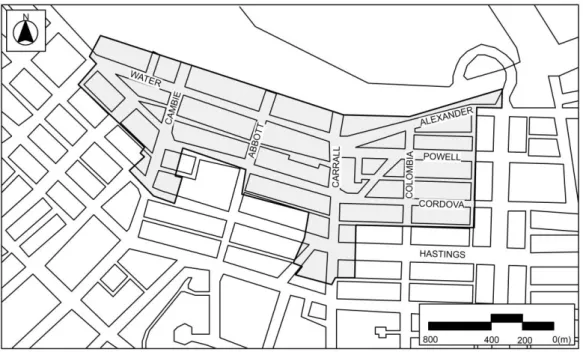 図 1  ギャスタウン周辺地域の街路構成  図 2 に現在のギャスタウンの様子を示す。建築物の間 口・高さはまちまちであり平屋建てから 13 階建てまで存在 している。低層で間口の狭いものもあれば高層で間口の広 い建築物もありそのほとんどにコーニスがある。レンガや 石畳の趣ある街路、雰囲気のある街灯、店先の看板からス トリート・ファニチャーに至るまで、古い街並みのイメー ジを色濃く残している。  図 3 にヨーロッパホテルの外観を示す。ギャスタウン内 でも一際目立つ、ヨーロッパホテルは、下記で説明する遺 産
