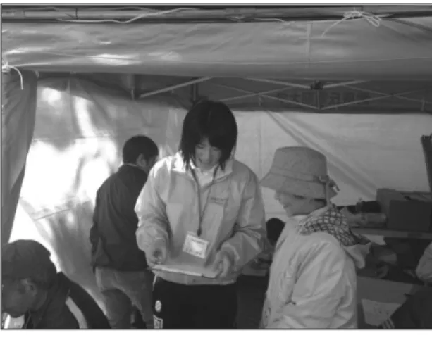 図 7  測定風景（足把持力、骨密度）  活動中のブース運営については、限られた非常 に狭いスペースにて 5 種目の測定を実施すること、 そして滞りなくスムーズに参加者が流れることを 念頭に、ブースレイアウト（資料 7 ）に工夫を重 ねたため、 『良かった』が 35.3％、 『大変良かった』 が 17.6％の回答であり、約半数の学生は満足した 結果だったが、一方で 29.4％の学生が『改善が必 要』の回答であり（図 8） 、特に『握力測定とファ ンクショナルリーチの間隔をもっと空けたほうが 良い』 （資料 