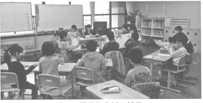 図 2:板書の様子 ③フォロ ワーを育てる 司会者と記録者以外をフォロワーと呼ぶことにし たのは，授業で発言するだけではなく，その名の通り 「フォ ロ ーする人々」であってほしいという思いもあ る 。つまり，司会者について行き，時には支え，助け ながら授業を進める役割とした。司会者が困っている 時には，授業展開の案を出し，記録者が発表するとき には代わりに板書をするなど，全員が力を合わせて学 び合おうとする集団をめざした。積極的に発言するこ とで話し合いが盛り上がり，自分たちの考えをまとめ られる迦如惑を味