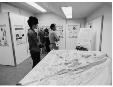 図 2 ：「まちらぼ」の様子 Ⅳ．まちづくりワークショップの企画・運営 8 月の「まちらぼ」会場を訪れ、我々の提案パネルに興味 を示した森下氏からは、これらの内容を地域住民とともに議論 する場を設けてはどうかとの提案があった。こうして開始され たのが「市駅まちづくりワークショップ」である。 このような議論の場は、市駅前でのまちづくりを見据えて活 動していた我々も望んでいたものであり、本研究室が触媒とし ての役割を果たしながら、地域の取り組みを活性化するイメー ジが出来上がっていった。しかしながら、まちづくり