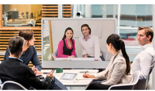 図 2.    フロア スタンドに取り付けた Cisco TelePresence MX300 G2  Cisco TelePresence MX300 G2 および MX200 G2 は、シスコが期待する高品質の使いやすいテレプレゼンス エクスペ リエンスを実現する包括的なコラボレーション エコシステムの一部です。迅速なグローバル サービスとコスト パフォーマン スで、幅広い導入も簡単に行えるほか、かつてないほどコストを抑えた製品となっています。単にビデオでのコミュニケー ションを始める場合でも、組織全体
