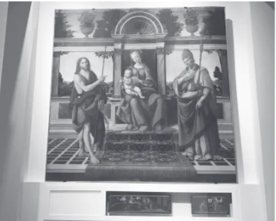 fig. 1  展示室：《広場の聖母》とプレデッラ再構成案1. 展覧会概要と構成レオナルド・ダ・ヴィンチ（1452–1519）の没後500年の節目である2019年、イタリア各地でレオナルドに関する展覧会が開催される中、フィレンツェでも数多くの展示が行われている。そのうちの一つである本展覧会は、レオナルドの師匠としてのアンドレア・デル・ヴェロッキオ（c