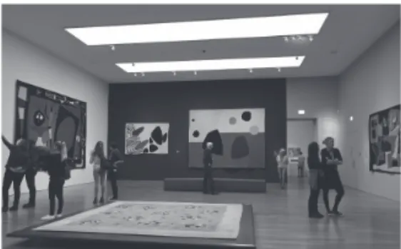 fig. 2  「近代の織物」展、会場風景（第 6セクション） figs. 3, 4  「近代の織物」展、会場入口 本展は、その副題にも示されるように、フランス近代絵画を展開させた著名な画家たちのデザインによる作品を展示の軸に、国家主導によるタピスリー製作の歴史、20世紀以降のタピスリー再興運動の展開、そして今日まで絶えず継続されるテキスタイル芸術の再解釈と進化の歩みを紹介するものである。フランスの近現代タピスリーを扱った近年の展覧会のうち主要なものには、「20世紀前半のゴブラン製作所：ギュスターヴ・ジェフ