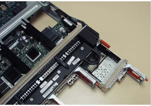 図 3.  Celerra ユニファイド・ストレージ UltraFlex I/O モジュールの追加  各モデルには、ファイバ・チャネル接続、Ethernet 接続、今後の接続性の拡張に使用する追加の I/O スロッ トを含んだ基本構成が存在します。この独自アーキテクチャにより、今後接続の要件が増加した場合や、接 続性テクノロジーが進化した場合でも、I/O モジュールを追加することが可能です。  ユニファイド・ストレージ・モデル NS-960  8ページの図 4にNS-960 構成を示します。NS-960 ユ