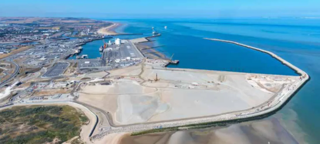 図  2-19  CALAIS PORT 2015 の建設地の上空写真 