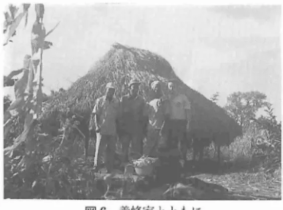 図 6 養蜂家 とともに 切 ることがで きた.基本的 な ことばか りであ っ たが,養蜂 に興味 を持 たせ ることが 目的だ った ので楽 しくやれ た と思 う.最初 は受講者 も 30 名程度 いたが,熱意 のない者 は脱落 してい き, 最終的 には 1 2 名程度 にな った