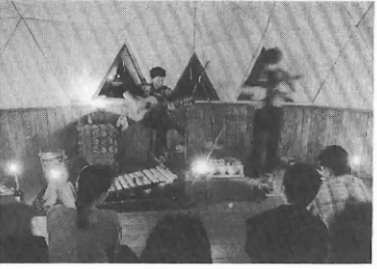 図 7 新工房での中南米音楽の演奏会 持っ魅力である. ⑤ これか ら 昨年 の秋,蜜 ろうそ くの灯 りだけで,中南米 音楽の演奏会を催す ことがで きた.蜜 ろうそ く 杏,演出に使 っていただいているデュオグルー プで,今回 は私の手作 り工房が出来 たお祝 いに 立 ち寄 って下 さったのである ( 図 7).自然素材 の楽器がか もしだす天然の音楽に,蜜 ろうそ く の灯 りはものす ごく調和 していて,我 なが ら誇 らしく思 った ものである