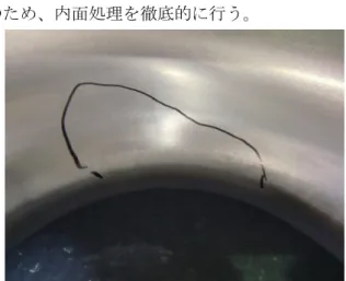 Fig. 45 KEK-ERL model-2  タイプの Nb 製９ セル超伝導空洞製作の様子（3 号機）。ダンベ ルが７つ（本当は８つある）と両エンドビー ムパイプも Nb で作成されている。  プレス成型で３次元測定を行い、さらに電子 ビーム溶接によりこのダンベル型に形どり、溶 接縮みなどが全長や空洞の３次元形状に極端に 影響ないかを確認する。またこの段階で、プレ スによる内面の傷やアイリス部の溶接欠陥など が無いかを確認している。図46は図45の段階で 拡大カメラなどを用いて表面を細かくチェック し