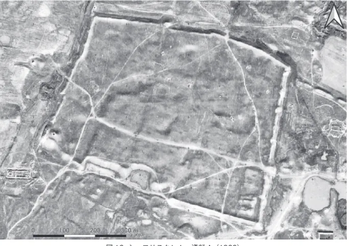 図 16. シャフリスタン１　資料 A（1966）る道路として利用されており、写真上では白く写っている。西壁の出入り口については、資料Ａで確認できるが、東壁の出入り口については、現在の位置にかつての出入り口があったかは不明である。　資料Ａの時点では未調査であったツィタデル（AKB-6 区）および東方キリスト教会（AKB-8 区）では、壁や建物を示す起伏が観察される。　シャフリスタン 1 の周壁の内側では、大きな穴がいくつかの存在していることが確認できる。この穴の機能については、貯水池、あるいは日干しレンガや