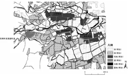 図 5 上曽復原図（明治 20 年） する街村集落であることから計画的に建設されたとみ られ，相対的には北ノ内よりも新しいのではないかと 推測される．新田集落は言うまでもなく，三つの集落 の中では最も新しいであろう． 水田・畑の分布は地形との関係からみると明快であ る．水田も畑も基本的には東西に細長く連続している が，これは水田が西から東への水の流れに沿って谷の 低地に配されていたのに対し，畑は集落に近い相対的 に標高の高い土地に作られていたからである． 水路は西の山側から東の平野に向けて主として 4 本 