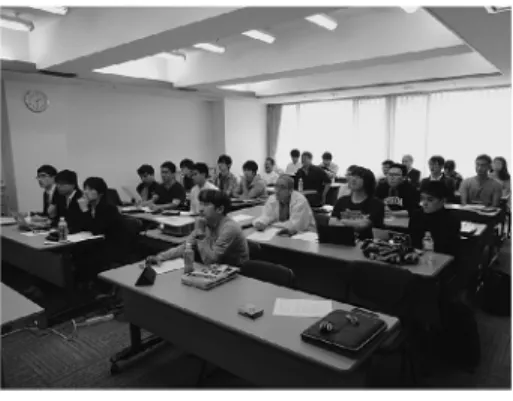 図 2 発表風景 図 3 小林正弘さんの特別講演 参加もあり，参加者数はこれまでで最多の 39 名を数 えました．九州支部の会員は 100 名余りですので，こ れはかなりの人数と言えます． 実は，この年も 7 月の九州北部豪雨で JR 九州の鉄 橋が流失するなど甚大な被害があり，博多や長崎から 由布院に JR でアクセスできなくなりました．それに もかかわらず参加者が多かったのは， FIT セミナーハ ウスの素晴らしさが口コミで広がったことや，実行委 員の皆さんの頑張りや， 60 周年記念事業のご支援のお 