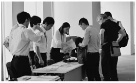 図 6 国際会議で発表 図 7 ISAAC 2015 の受付 程に進めばそのような場で積極的に発表することが求 められます．また，海外で発表する以外にも，国際会 議の開催を手伝うなど，国際的な活動に学生が参加す る機会があるときもあります．たとえば最近では名古 屋で開催された国際会議 ISAAC 2015 と ISS 2017 で 受付などの仕事を手伝ってもらいました（図 7 ，図 8 ） ． 海外からの訪問者も（茨木研ほど多くはありませんが） ときどきあり，数カ月滞在された方もいらっしゃいま す．研究室の