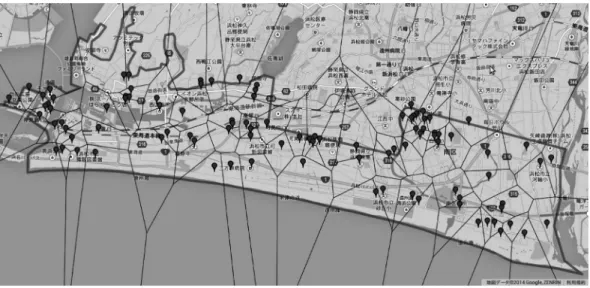 図 3 Google Maps API を用いて作成されたボロノイ図．太線で囲まれた領域が分析対象領域である． て 指定した理由は，仙台湾が遠州灘と地形が似ている ということ，および，東日本大震災の際，仙台湾から 2 km の範囲までは家屋の流失が確認されたという浜松 市による調査結果からである．本研究が分析対象とし た領域もこの範囲とほぼ同じにした．さらに， 「休日の 昼間に地震が発生した」という設定で分析を行う． 浜松市が指定した津波避難ビルは 207 棟あり，この 207 棟は Web ページなどを通
